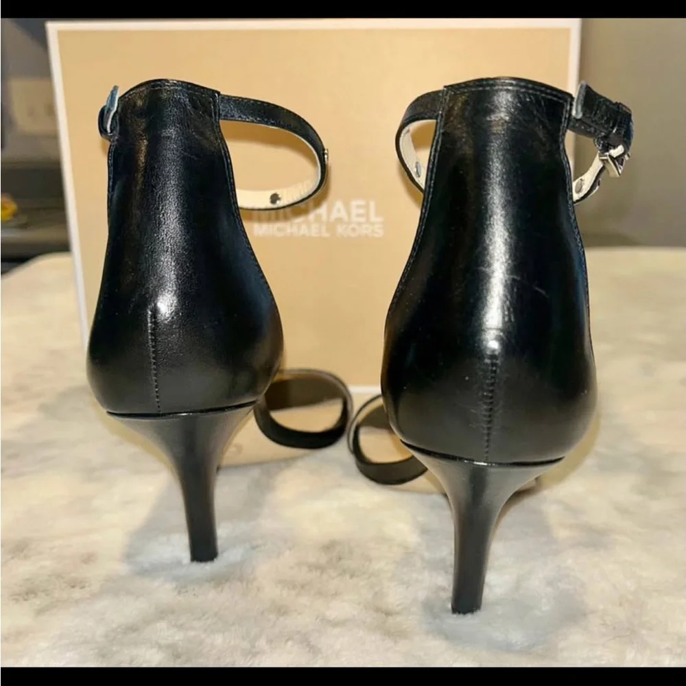 Micheal Kors “Kristin Mid” Black leather and Gold strap heal - Picture 2 of 5
